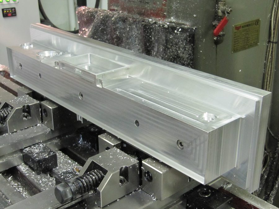Freze tezgahında işlenmiş metal parça
